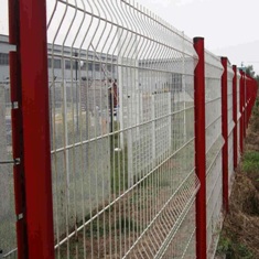 Сетчатый забор на участке в Ялте